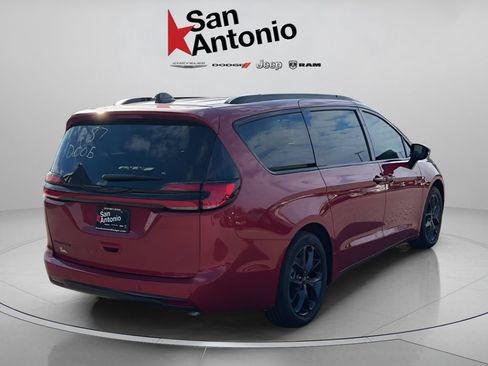 New 2026 Chrysler Pacifica Select w/ S Appearance Package FWD image 15