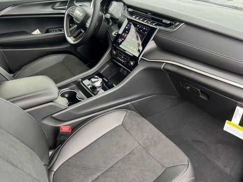 New 2025 Jeep Grand Cherokee L Altitude image 18