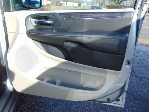 Used 2015 Chrysler Town & Country Touring-L w/ Driver Convenience Group image 27