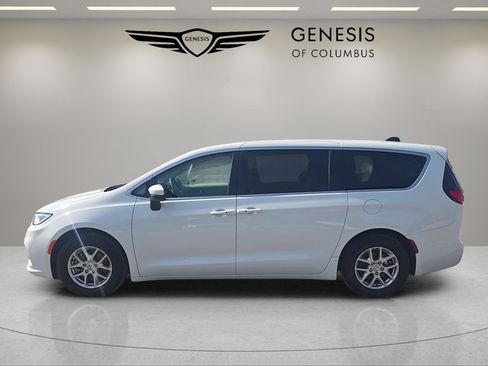 Used 2023 Chrysler Pacifica Touring-L FWD image 2