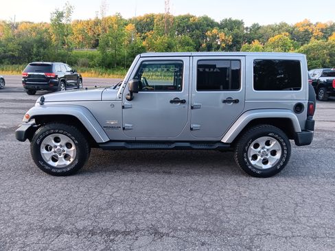 Used 2015 Jeep Wrangler Unlimited Sahara w/ Dual Top Group AWD/4WD image 2