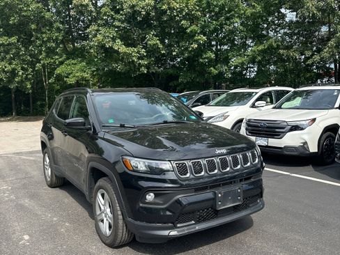 Used 2023 Jeep Compass Latitude w/ Convenience Group AWD/4WD image 3
