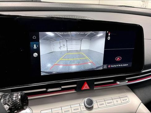 Used 2025 Hyundai Elantra Limited FWD image 16