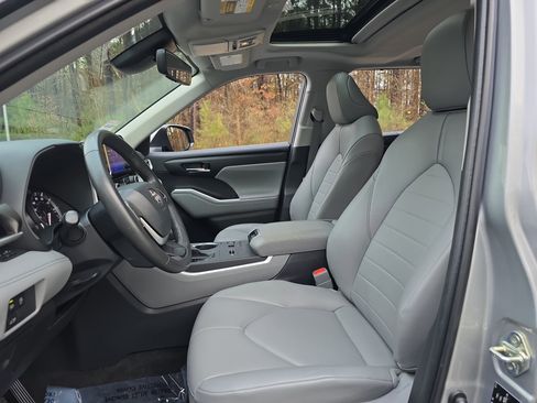 Used 2023 Toyota Highlander XLE image 14