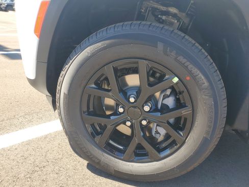 New 2026 Jeep Grand Cherokee Altitude RWD image 9
