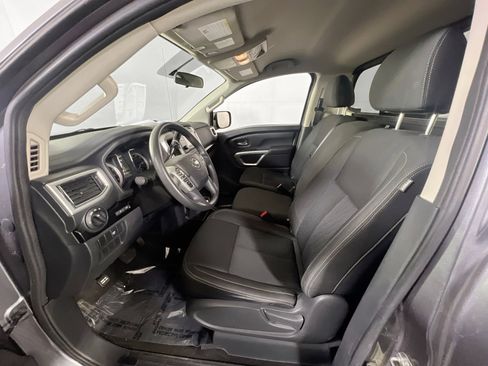 Used 2018 Nissan Titan SV image 19