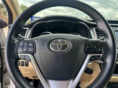 Used 2017 Toyota Highlander Limited image 10