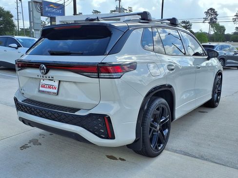New 2026 Volkswagen Tiguan SE R-Line FWD image 2