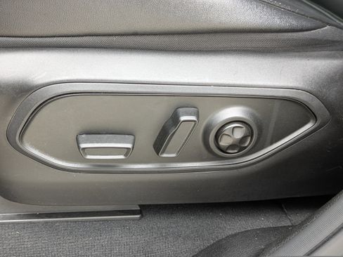 Used 2024 Jeep Grand Cherokee L Laredo RWD image 11