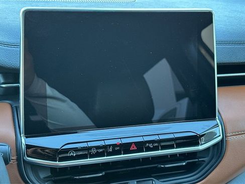 Certified 2024 Jeep Compass Limited image 19