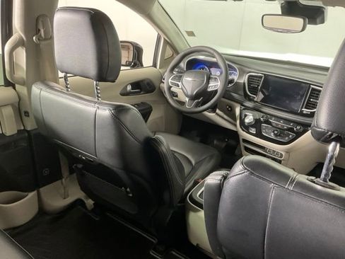 Used 2022 Chrysler Pacifica Touring-L image 38