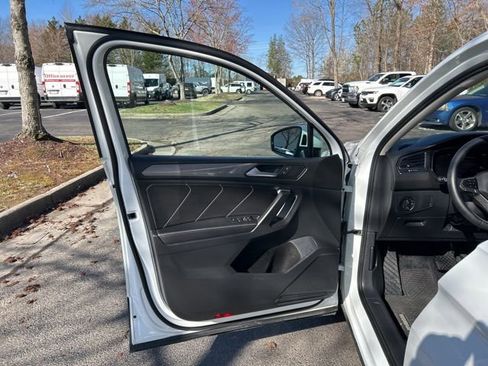 Used 2023 Volkswagen Tiguan SE w/ Panoramic Sunroof Package image 12