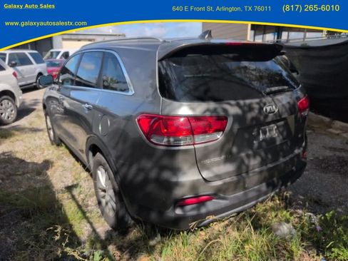 Used 2018 Kia Sorento FWD image 3