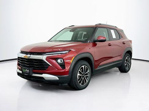 Used 2025 Chevrolet TrailBlazer LT AWD/4WD image 3