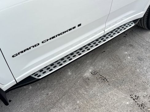 Used 2024 Jeep Grand Cherokee Summit image 9