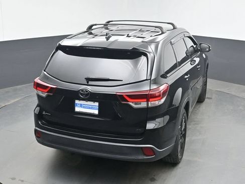 Used 2019 Toyota Highlander SE w/ Nightshade Edition FWD image 42