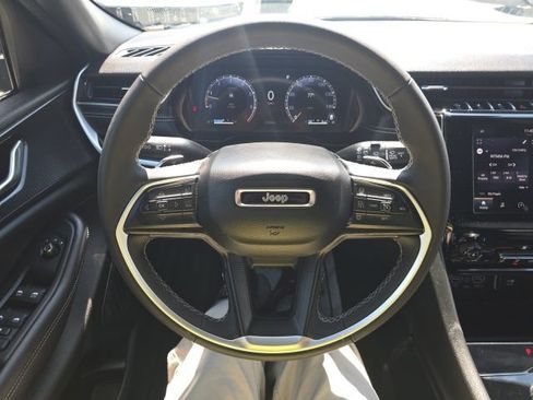 Certified 2025 Jeep Grand Cherokee Laredo X AWD/4WD image 18