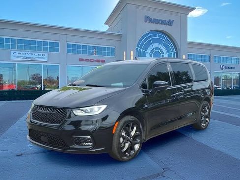 Certified 2024 Chrysler Pacifica Limited w/ S Appearance Package AWD/4WD image 1