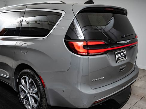 Used 2024 Chrysler Pacifica Pinnacle AWD/4WD image 19