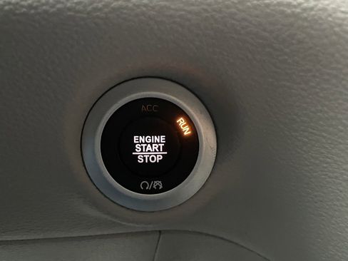 Used 2024 Chrysler Pacifica Touring-L image 35