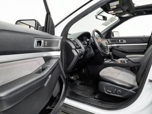 Used 2017 Ford Explorer XLT w/ Equipment Group 202A FWD image 9