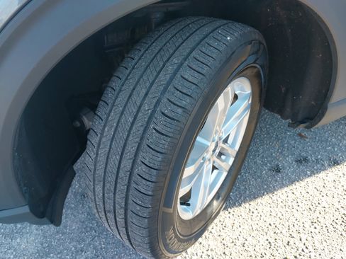 Used 2023 Ford Explorer XLT image 34