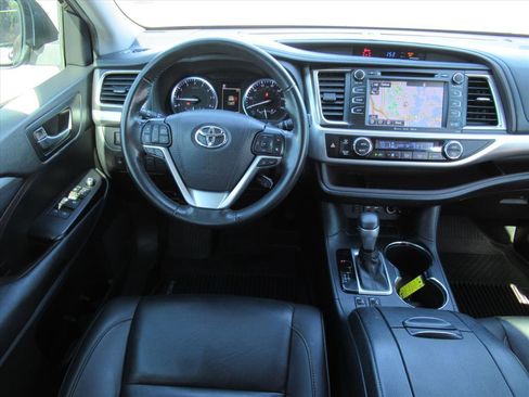 Used 2019 Toyota Highlander XLE image 12