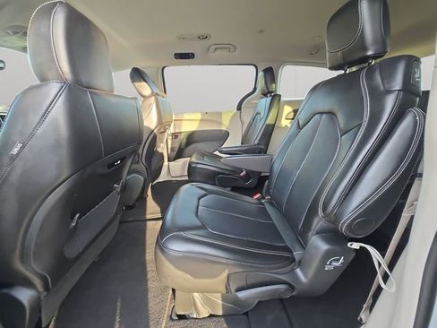 Used 2024 Chrysler Pacifica Touring-L image 12