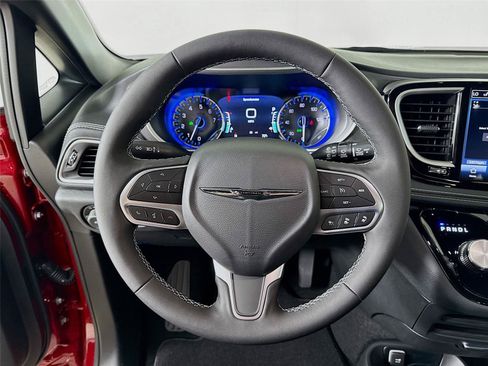 New 2026 Chrysler Pacifica Select image 12