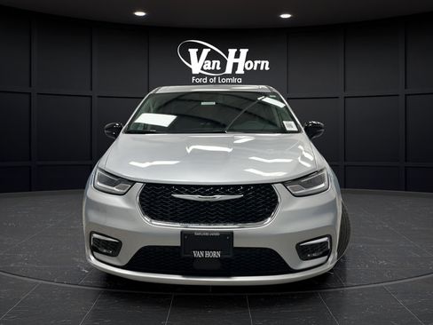 Used 2024 Chrysler Pacifica Touring-L FWD image 2