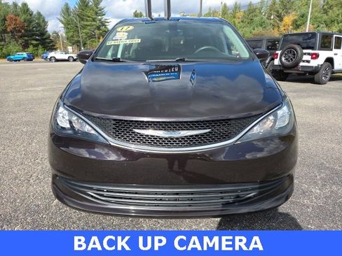 Used 2017 Chrysler Pacifica LX image 3