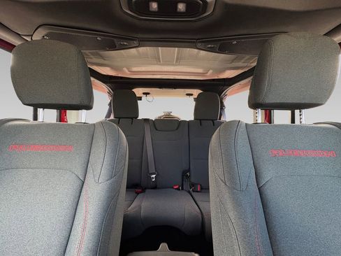 Used 2025 Jeep Wrangler Unlimited Rubicon image 2