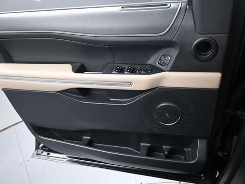 Used 2023 Ford Expedition Limited image 28