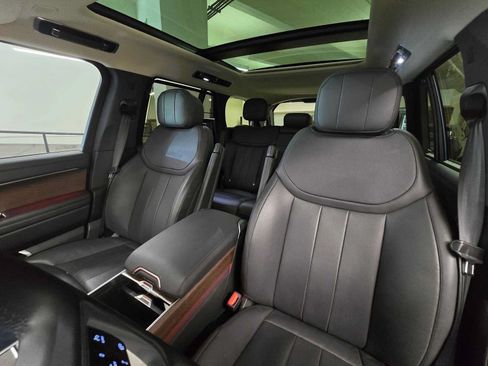 Used 2025 Land Rover Range Rover SE AWD/4WD image 24