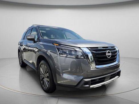 Used 2025 Nissan Pathfinder SL w/ SL Premium Package FWD image 4