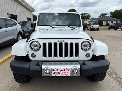 Used 2018 Jeep Wrangler Unlimited Sahara w/ Connectivity Group AWD/4WD image 3