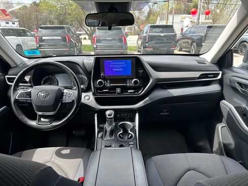 Used 2023 Toyota Highlander LE FWD image 12