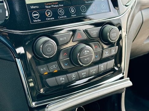 Used 2022 Jeep Grand Cherokee Laredo X image 11