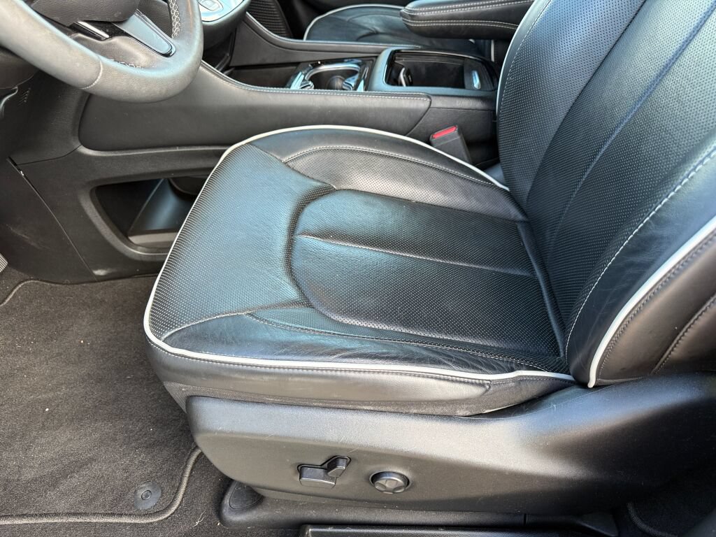 Used 2023 Chrysler Pacifica Limited w/ S Appearance Package AWD/4WD image 24