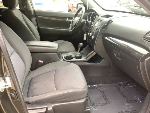 Used 2013 Kia Sorento LX w/ Convenience Pkg image 12