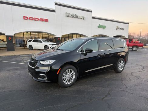 New 2026 Chrysler Pacifica Select image 3