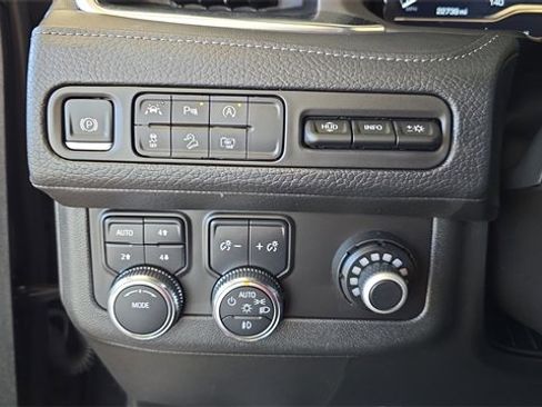 Used 2024 GMC Yukon XL Denali image 29