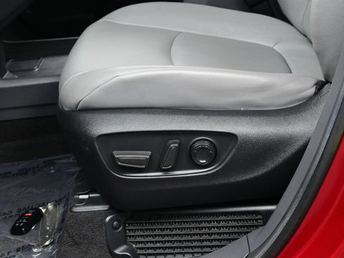 Used 2023 Toyota Sienna XLE FWD image 11