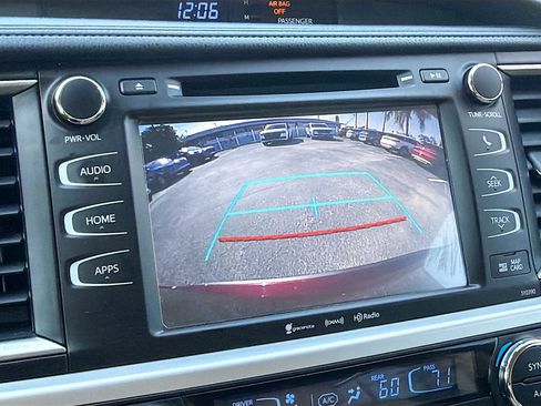 Used 2019 Toyota Highlander SE image 15