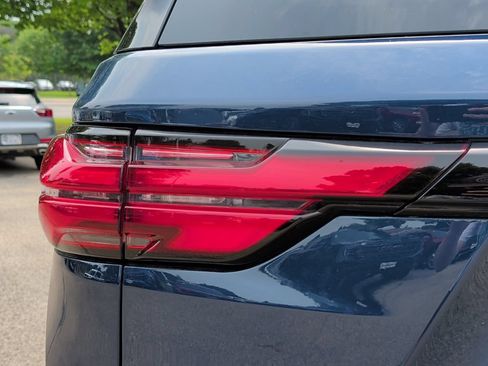 Used 2023 Chevrolet Traverse LT AWD/4WD image 44
