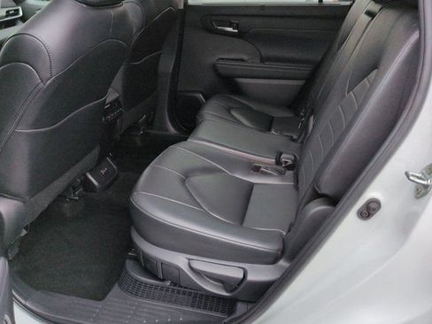Certified 2024 Toyota Highlander XLE AWD/4WD image 17