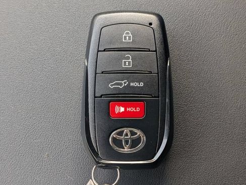 Used 2025 Toyota Highlander XLE FWD image 32