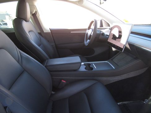 Used 2023 Tesla Model Y Long Range image 9