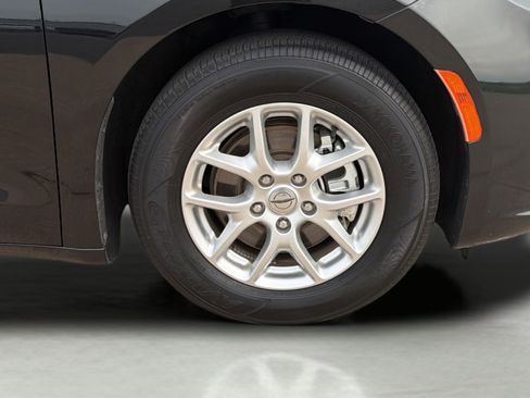 Used 2023 Chrysler Pacifica Touring-L FWD image 28