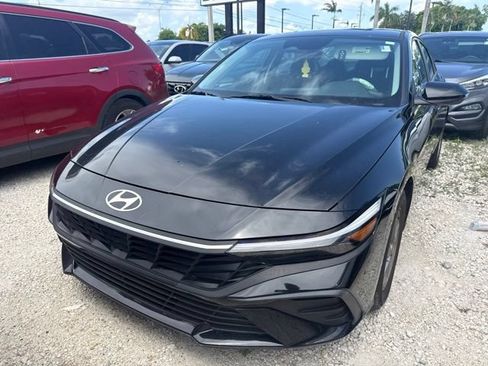 Used 2025 Hyundai Elantra SE FWD image 2